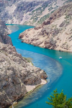 Kanyon altındaki nehir.