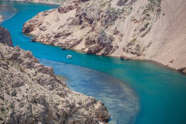 Kanyon altındaki nehir.