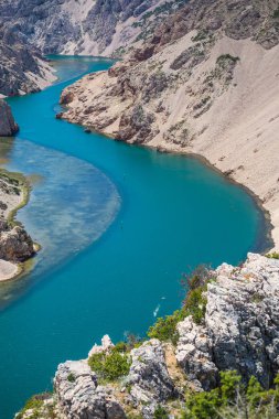 Pitoresk Kanyon altındaki nehir.