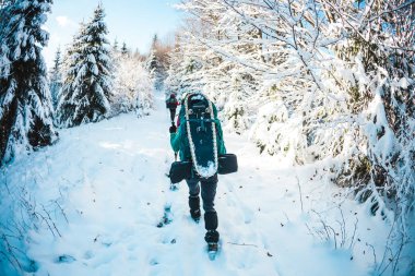 Kış yürüyüşünde iki kadın.