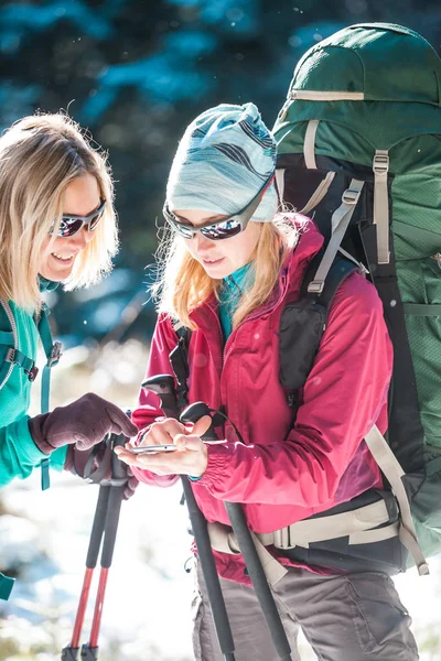 Zwei Touristen schauen auf das Telefon. — Stockfoto