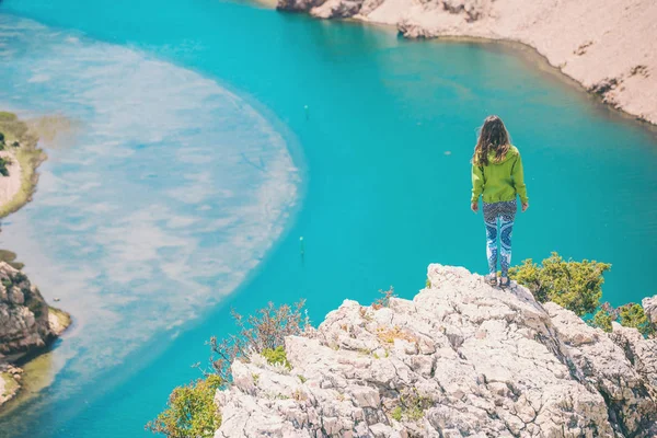 女性がクロアチアの美しい場所に旅行. — ストック写真