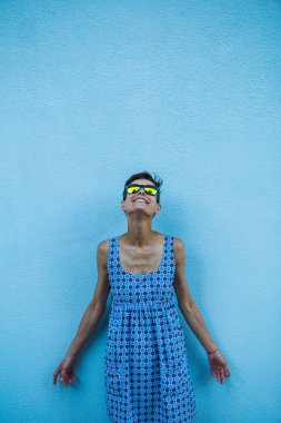 Mavi duvara karşı kadın.