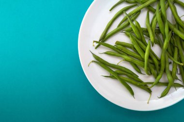 Beyaz tabakta kuşkonmaz fasulyesi.