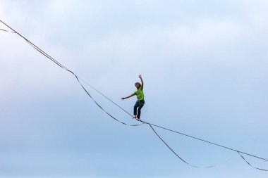 Mavi gökyüzünün arka planında Highliner.