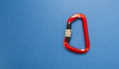 Mavi arka plan üzerinde debriyaj ile kırmızı karabina. 