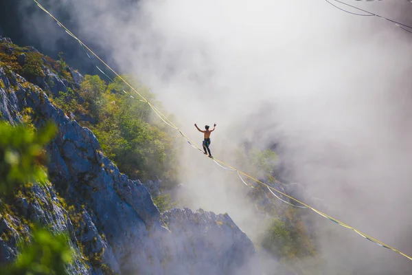 ハイライナーは雲の上のスリングに行く. — ストック写真