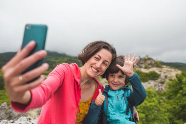 Çocuk annesiyle fotoğraflandı..