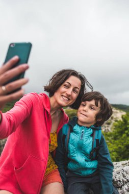 Çocuk annesiyle fotoğraflandı..