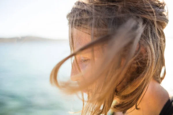 Retrato de una chica con el pelo . —  Fotos de Stock