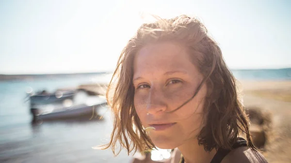 Portrait d'une fille avec ses cheveux . — Photo