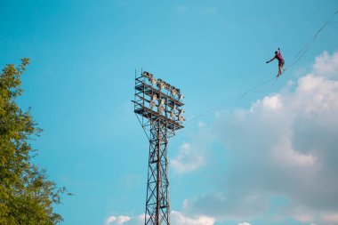 Mavi gökyüzünün arka planında Highliner.