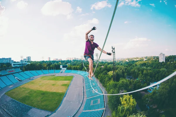 Highliner goes over the stadium. — Stock Photo, Image