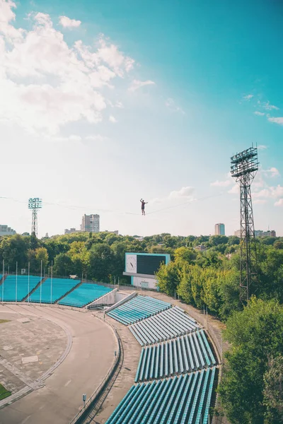 Highliner survole le stade . — Photo