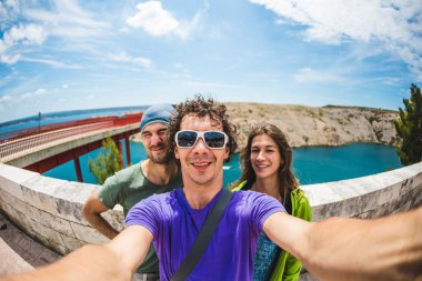 Üç arkadaş selfie çeker..