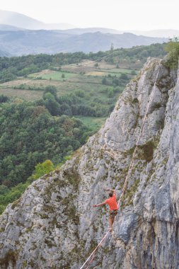 Bir adam yüksek yolda güvenle yürür..