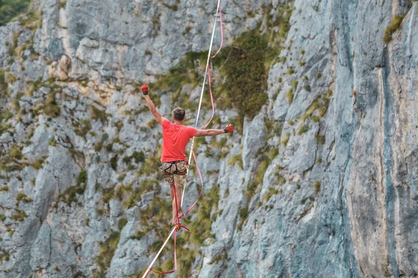 Highline en las montañas . — Foto de Stock