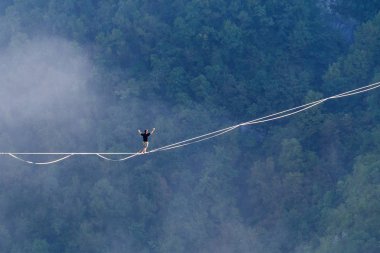 Highliner bulutların üzerinde bir sapan gider.