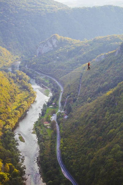 Highline dans les montagnes . — Photo