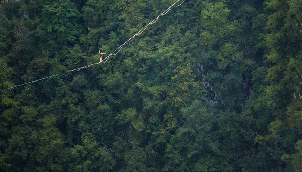 Un homme marche en toute confiance le long de la route . — Photo