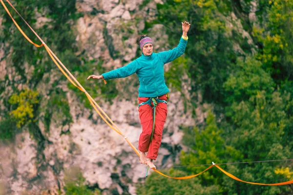 Highline en las montañas . —  Fotos de Stock