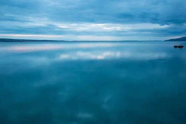 Moře a obloha s mraky při západu slunce. — Stock fotografie