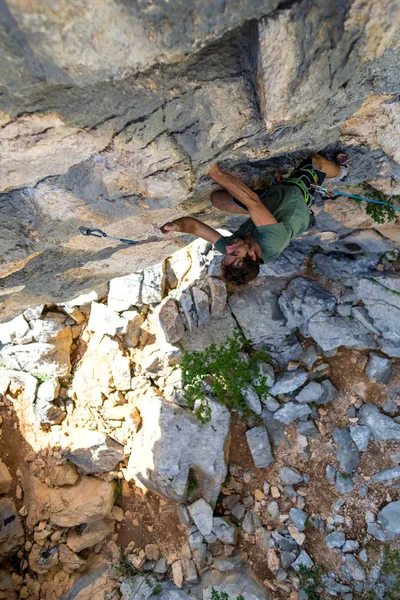 Escalador de rocha sobe uma rocha — Fotografia de Stock