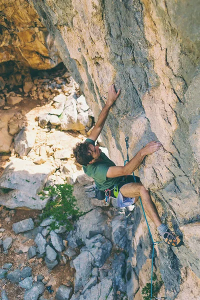 Escalador de rocas trepa una roca —  Fotos de Stock