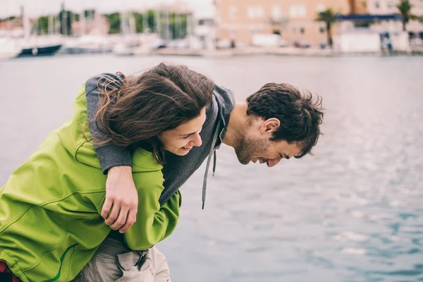 Homem e mulher se divertem. — Fotografia de Stock