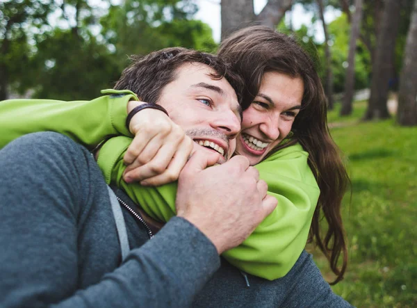 Hombre y mujer se divierten. —  Fotos de Stock