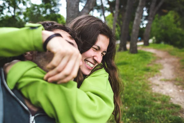 Hombre y mujer se divierten. — Foto de Stock