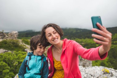 Çocuk annesiyle fotoğraflandı..
