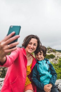 Çocuk annesiyle fotoğraflandı..
