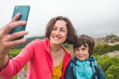 Çocuk annesiyle fotoğraflandı..