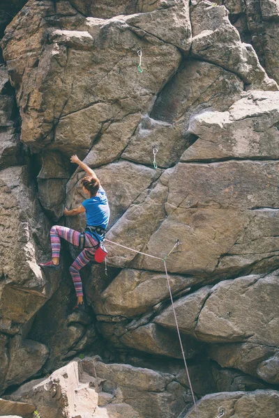 少女は花崗岩を登る. — ストック写真