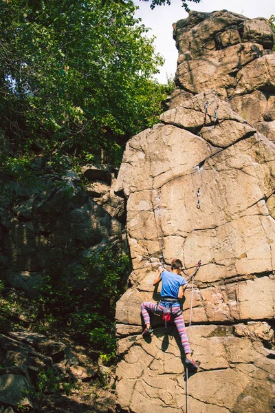Kız granit kayaya tırmanıyor.. — Stok fotoğraf
