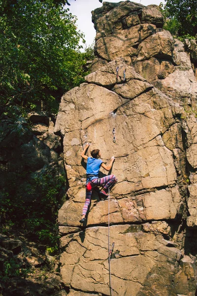 女孩爬上花岗岩. — 图库照片
