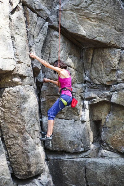 Rock klättraren tränar på naturlig terräng. — Stockfoto