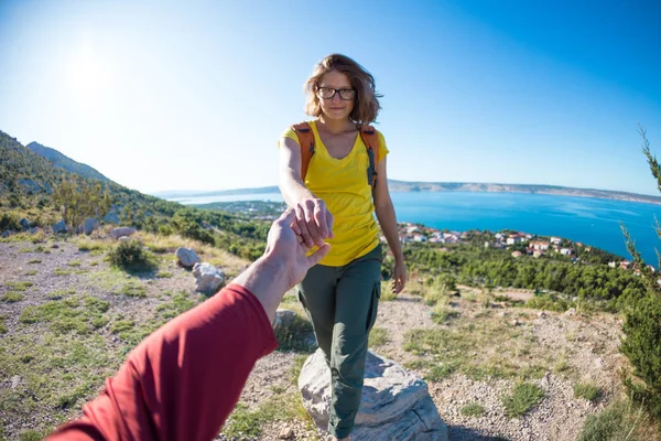 Bir kadın sırt çantası ile dağlarda seyahat. — Stok fotoğraf