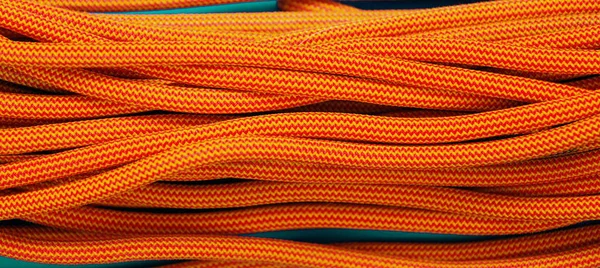攀爬的橙色钢丝绳. — 图库照片