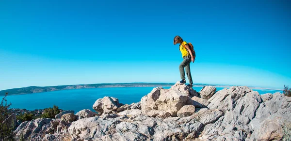 Ragazza sullo sfondo del mare e delle montagne . — Foto Stock