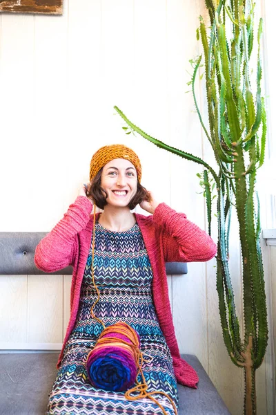 Una donna sta provando un cappello a maglia . — Foto Stock