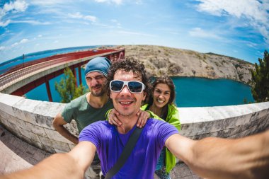 Üç arkadaş selfie çeker..