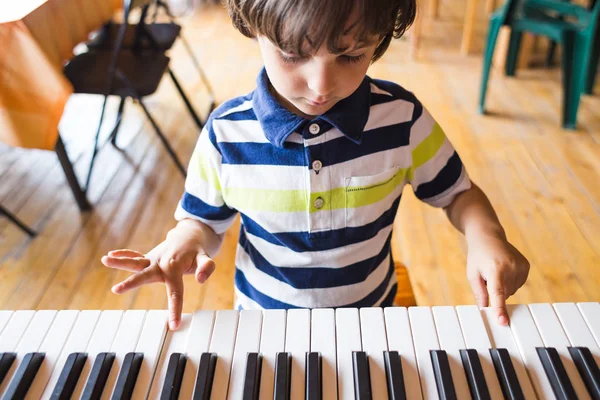 Ein Kind lernt Klavierspielen. — Stockfoto