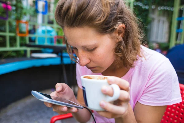 Portrait of a smiling girl with a cup of coffee. — ストック写真