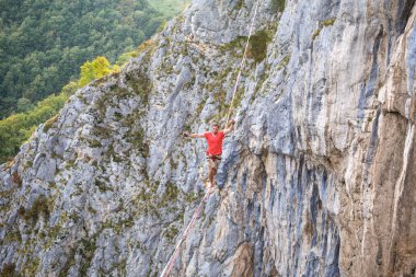 Bir adam yüksek yolda güvenle yürür..