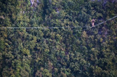 Highline dağlarda.