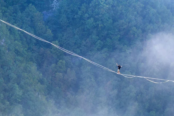 Highliner bulutların üzerinde bir sapan gider. — Stok fotoğraf