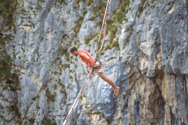 Highliner senta-se em uma funda . — Fotografia de Stock