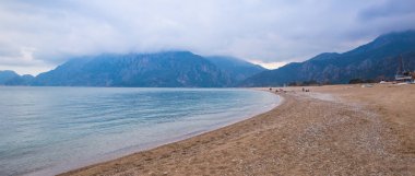 Bulutlu bir günde deniz. 